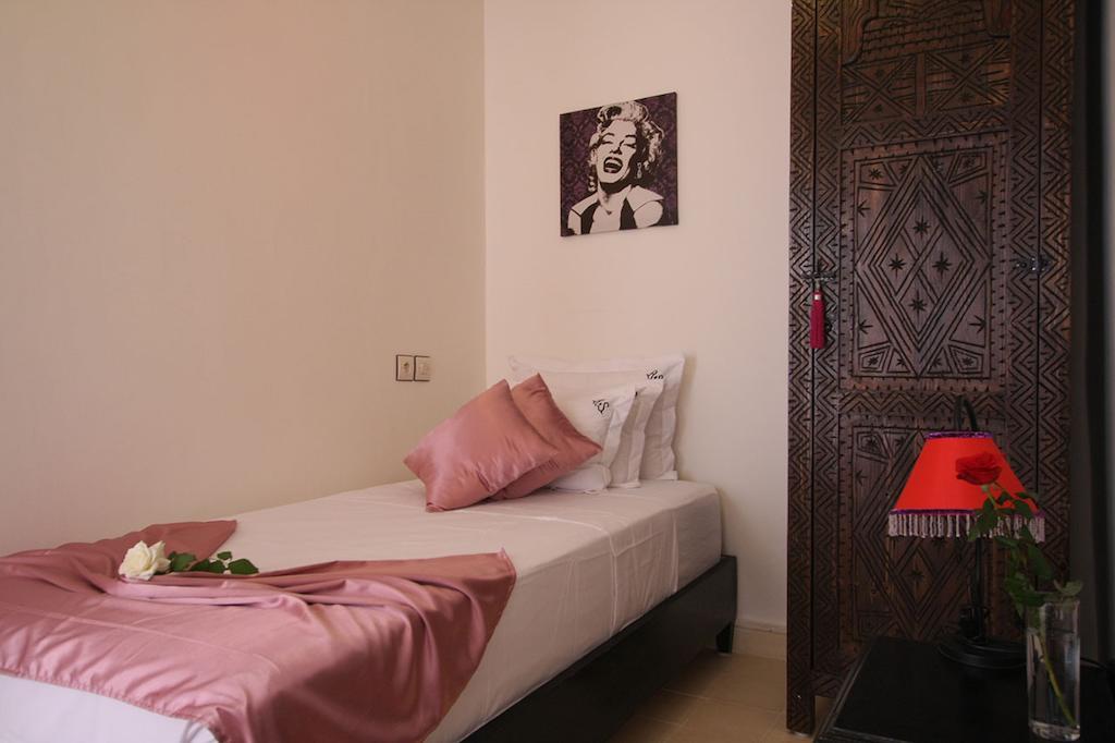 Riad De La Semaine Marakeş Oda fotoğraf